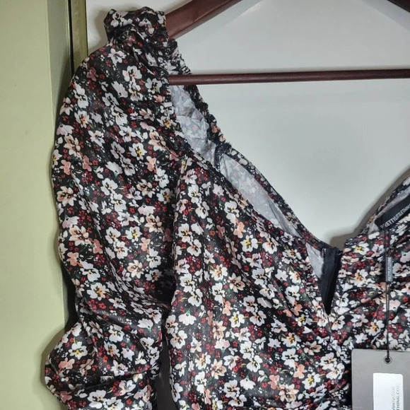 ❤️ 3 for $35 Pretty little thing ditsy long sleeve floral satin runched dress 8 - Picture 4 of 11
